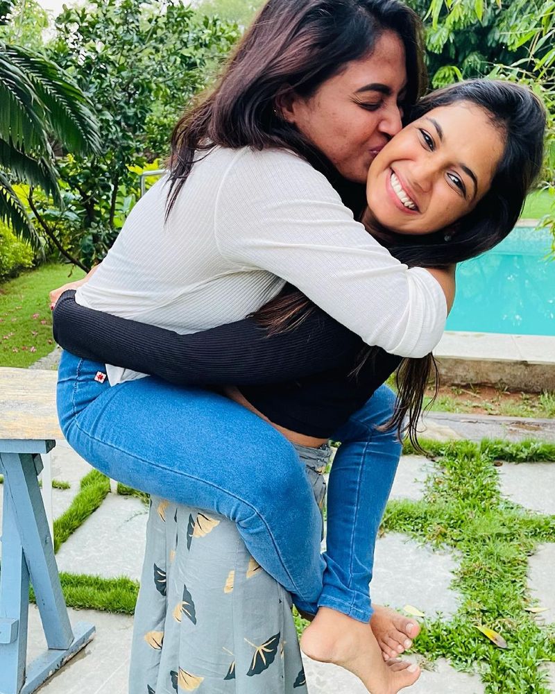 హారిక, అరియానా గట్టిగా ముద్దులు పెట్టుకుంటూ రెచ్చిపోయారు. చాలా రోజుల తర్వాత కలిసిన ఫీలింగ్ని ఇలా ముద్దుల వర్షంతో తెలియజేసుకున్నారు.
