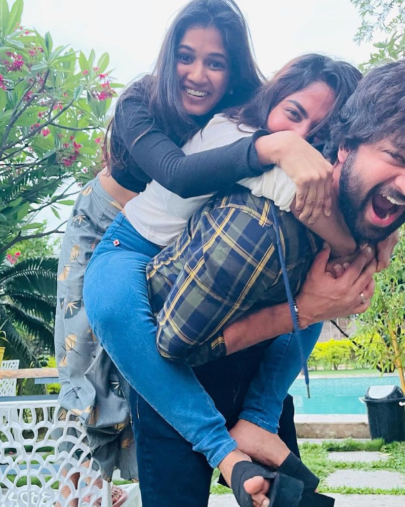 అయితే ఈ సందర్బంగా సోహైల్, అరియానా, హారిక బాగా ఎంజాయ్ చేశారు. తమ హ్యాపీనెస్ ఫీలింగ్స్ అన్నింటిని పంచుకున్నారు. ఈ సందర్భంగా కలిసి దిగిన ఫోటోలను పంచుకుంది అరియానా.