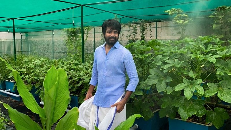 இந்த பாடல் மூலம் சிவகார்த்திகேயன் மகள் ஆராதனாவுக்கு பல ரசிகர்களும் உருவாகி விட்டனர். இந்நிலையில் தன்னுடைய மகளுடன் சிவகார்த்திகேயன் வெளியிட்டுள்ள புகைப்படமும் ரசிகர்களால் வைரலாக பார்க்கப்பட்டு வருகிறது.