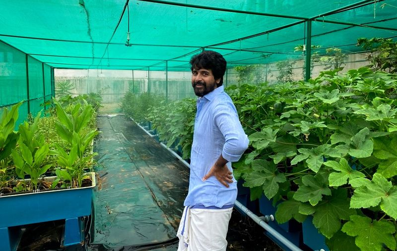 இதை பார்த்து ரசிகர்கள் பலர், இவ்வளவு சின்ன வயதில் சிவகார்த்திகேயன் மகன் ஆராதனாவுக்கு செடிகள் வளர்ப்பதில் என்ன ஒரு ஆர்வம் என, மனதார தங்களது வாழ்த்துக்களை தெரிவித்து வருகிறார்கள். 