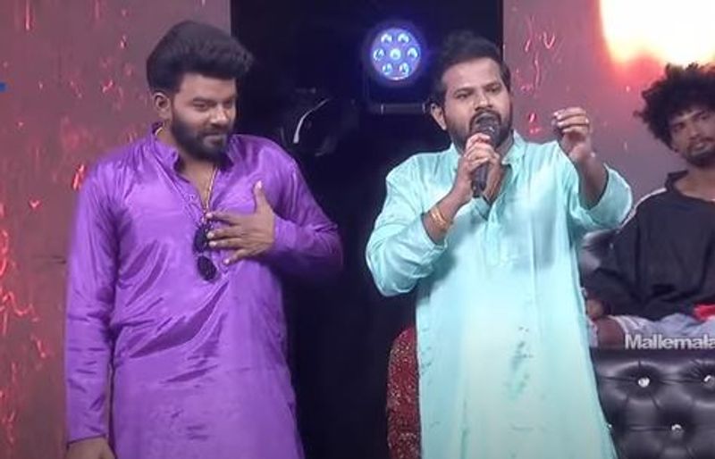 కానీ వీరిద్దరు ఇంకా ఏదో దాస్తున్నారు. వీళ్లిద్దరు `జబర్దస్త్` కామెడీ షోలో, అలాగే `ఢీ` డాన్స్ షోలో పాల్గొంటున్నారు. కామెడీ, డాన్సుల కంటే ఇద్దరి మధ్య స్టేజ్పై జరిగే రొమాన్సే ఎక్కువగా హైలైట్ అవుతుంటుంది.