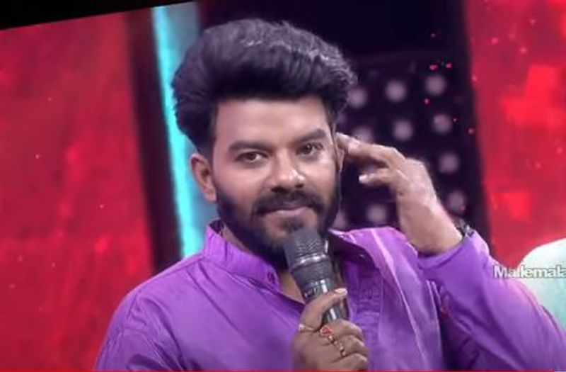 అంతేకాదు రష్మీ తల ఎగరేస్తూ అక్కడ కలుద్దామనే యాంగిల్లో సైగల్ చేయడం ఇప్పుడు హాట్ టాపిక్గా మారింది. అంటే షో తర్వాత వీరిద్దరు ఎక్కడో వెళ్తున్నారని, అక్కడ ఏం చేస్తున్నారా? షోలో ఆ సైగలకు అర్థాలేంటి? అనేది ఇప్పుడు చర్చనీయాంశంగా మారింది.