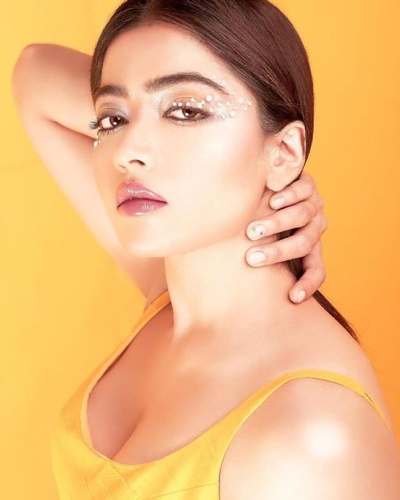 ఈ అమ్మడికి సోషల్ మీడియాలోనూ ఫాలోయింగ్ విపరీతంగా ఉంటుంది. రెగ్యూలర్గా ఫ్యాన్స్ తోనూ చాట్ చేస్తుంది రష్మిక, లైవ్ ఛాట్ నిర్వహిస్తూ వారిని ఖుషీ చేస్తుంది. మరోవైపు గ్లామర్ ఫోటోలతోనూ, క్యూట్ పిక్స్ ని పంచుకుంటూ ఫాలోయింగ్ని పెంచుకుంటోంది.