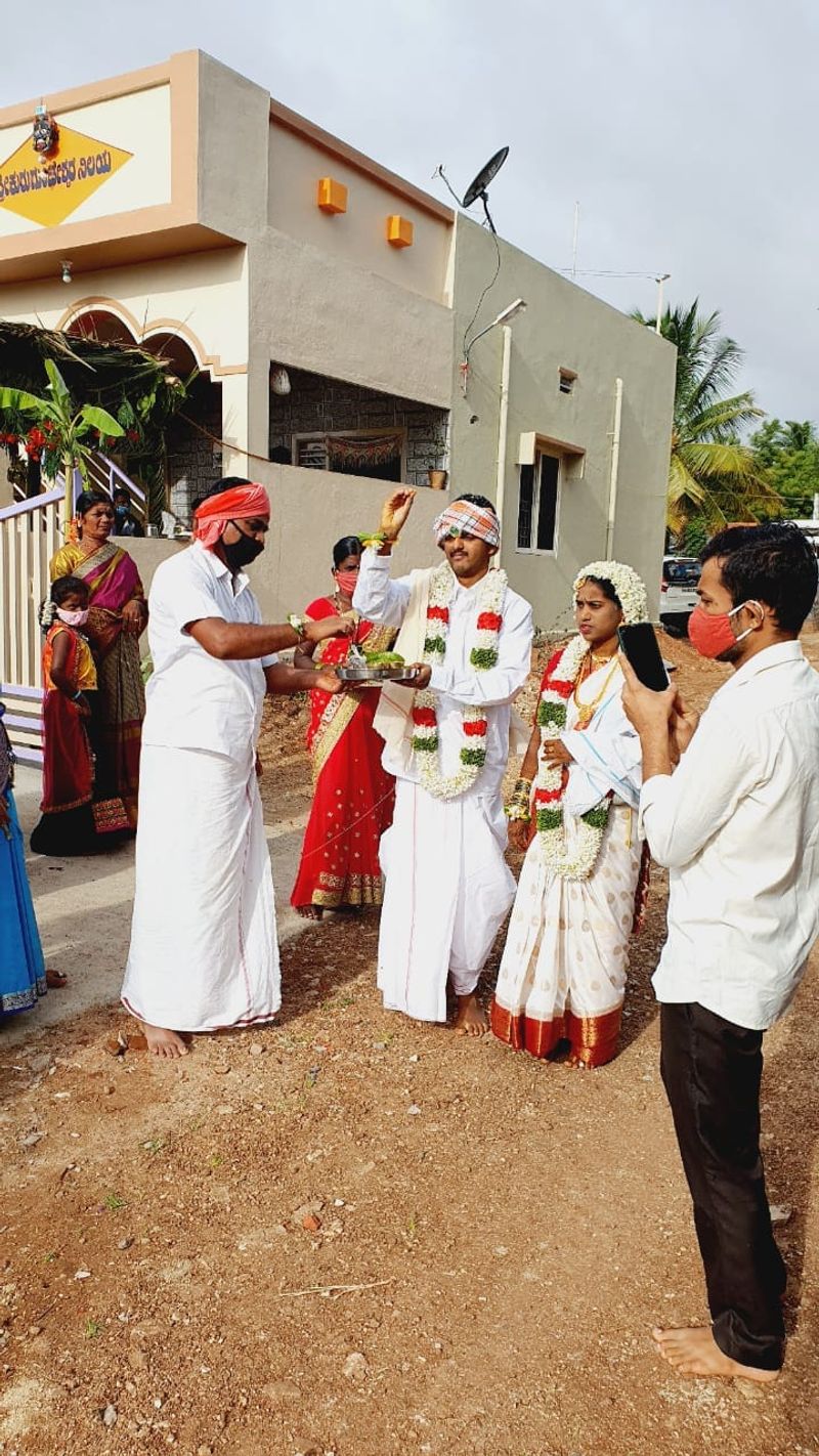ಕುಟುಂಬಸ್ಥರ ಸಮ್ಮುಖದಲ್ಲಿ ನಡೆದ ಸಾಂಪ್ರದಾಯಿಕ ಮದುವೆ
