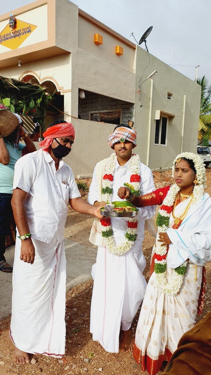 ಮದುವೆಯಲ್ಲಿ ಕೆಲವೇ ಜನರಿದ್ದರೂ ಯಾರೂ ಕೂಡ ಮಾಸ್ಕ್ನ ಧರಿಸಿಲ್ಲ, ದೈಹಿಕ ಅಂತರ ಪಾಲನೆಯಾಗಿಲ್ಲ