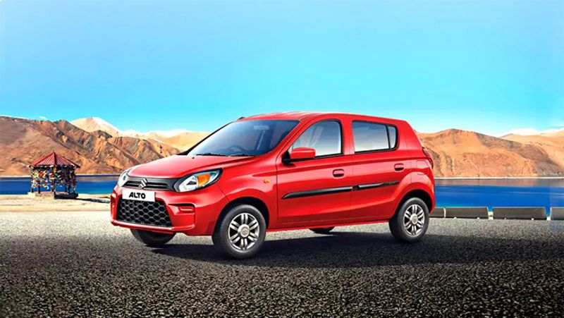 Maruti Alto
मारुति सुजुकी की ऑल्टो कार एक मध्यम वर्गीय परिवार के लिए किफायती और मजबूत कार है। इस पर कंपनी 41 हजार का डिस्काउंट दे रही है। जिसमें 20 हजार कंज्यूमर ऑफर 15 हजार तक का एक्सचेंज ऑफर 3000 तक का कॉरपोरेट डिस्काउंट और 3 हजार का स्पेशल ऑफर भी दिया जा रहा है। इसके सीएनजी और पेट्रोल दोनों वैरिएंट पर ये डिस्काउंट उपलब्ध है। मारुति ऑल्टो की कीमत 2.99 लाख से 4.6 लाख तक है।