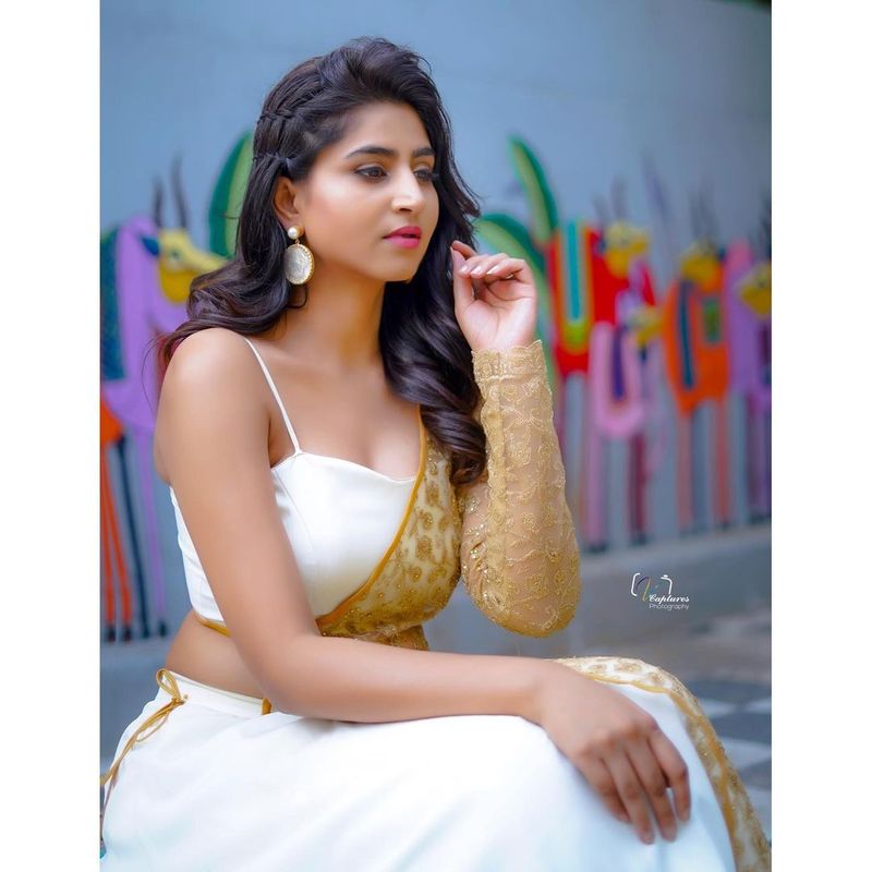 యాంకర్గా వర్షిణి తన నెక్ట్స్ లెవల్ గ్లామర్ని చూపిస్తుంది. నేను చాలా హాట్ గురూ అంటూ సెక్సీ పోజులతో మతిపోగొడుతుంది.