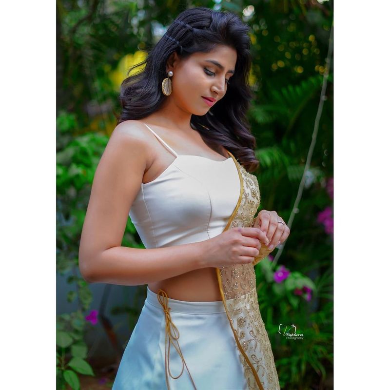 `ఢీ` షోతో పాపులర్ అయిన ఈ అందాల భామ ఆ తర్వాత కొంత గ్యాప్తో `కామెడీ స్టార్స్` లో సెటిల్ అయ్యింది. ఇందులో రెట్టింపు అందాలతో ఆడియెన్స్ ని కనువిందు చేస్తుంది.