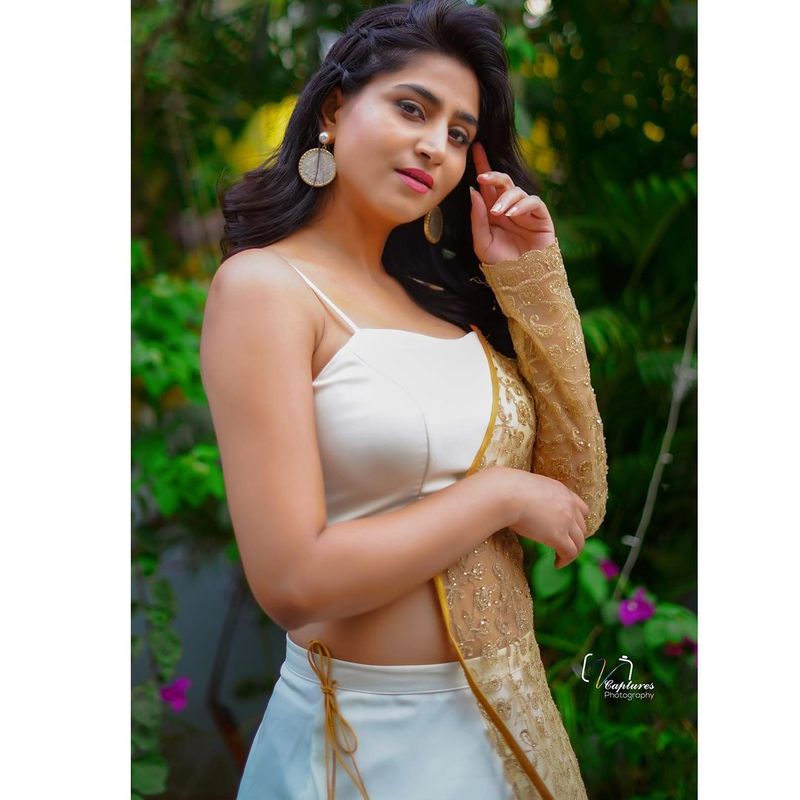 అంతేకాదు సెక్సీ పోజులిస్తూ ఫోటో షూట్లతో మెస్మరైజ్ చేస్తుంది. తాజాగా ఈ అమ్మడు పంచుకున్న ఫోటోలు సోషల్ మీడియాని దున్నేస్తున్నాయి. నెట్టింట మంటలు పెడుతున్నాయి.
