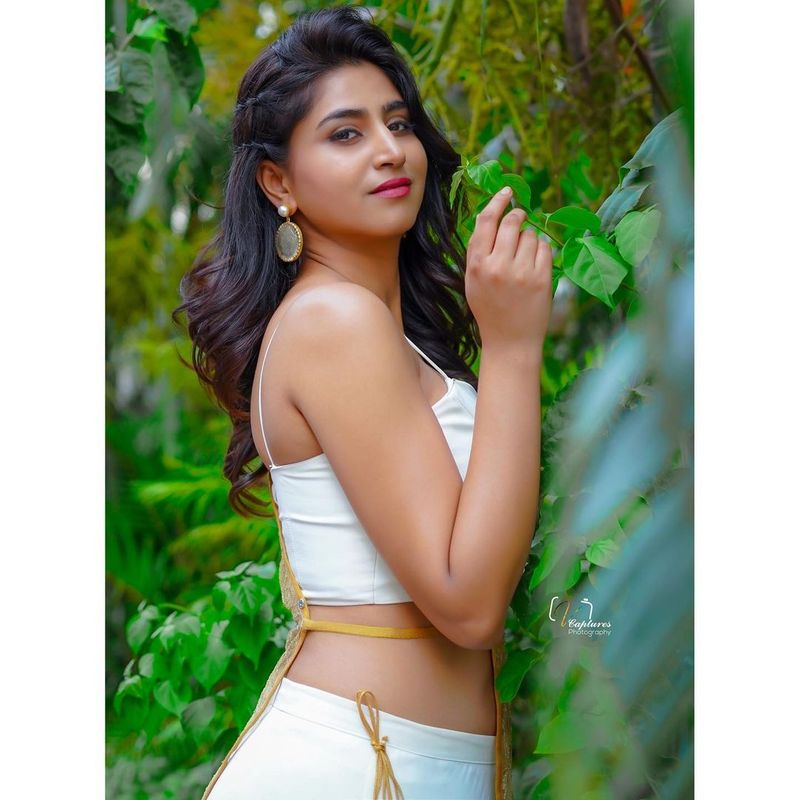 ఈ అమ్మడు చేసిన ప్రయత్నాలు విఫలమై ఇప్పుడు యాంకర్గా సెటిల్ కావాల్సి వచ్చింది.