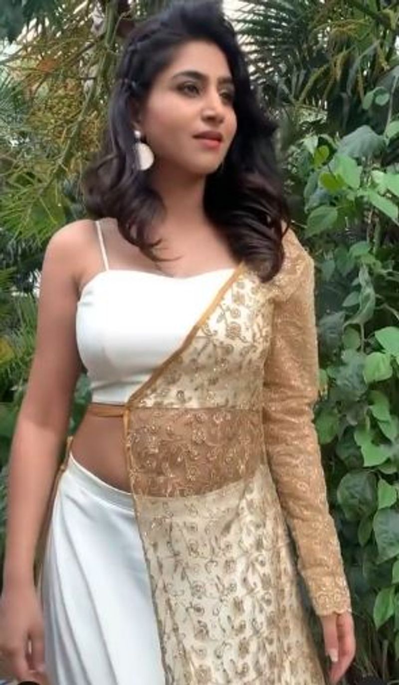 హైపర్ ఆదితో ఎఫైర్స్ నడిపిస్తుందనే వార్తలు కూడా ఆ మధ్య చక్కర్లుకొట్టాయి. కానీ అది జస్ట్ షో కోసమే అని తేలిపోయింది.