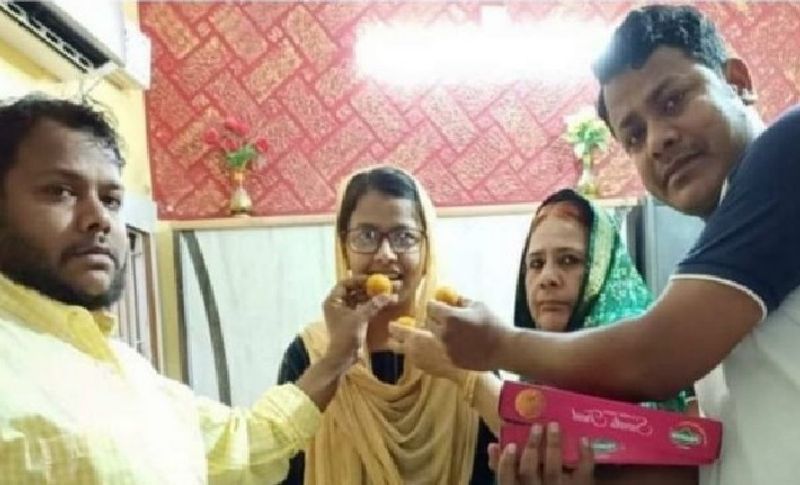बेटी की सफलता पर रजिया की मां कहना है कि बेटी ने वह कमाल कर दिखाया जिसका सपना उसने बचपन में देखा था। उसकी कामयाबी हमारी कामयाबी है। आज उसने हमारा सीना गर्व से चौड़ा कर दिया है। उन्हें जिंदगी में पहली सबसे बड़ी खुशी मिली है। 