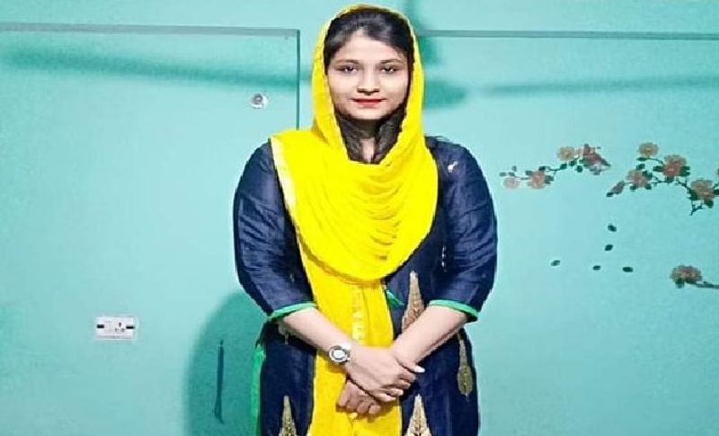 रजिया ने अपनी स्कूली पढ़ाई बोकारो से पूरी की हुई है। इसके बाद वह धपुर चली गईं, जहां से उन्होंने इलेक्ट्रिकल इंजीनियरिंग में बी. टेक की पढ़ाई पूरी की। इसके बाद वह बिहार विद्युत विभाग में उनकी नौकरी लग गई और वह असिस्टेंट इंजीनियर के तौर पर सेवाएं देने लगीं। इसके बावजूद भी उन्होंने अपनी पढ़ाई जारी रखी और बिहार लोक सेवा आयोग परीक्षा पास कर डीएसपी बन गईं।