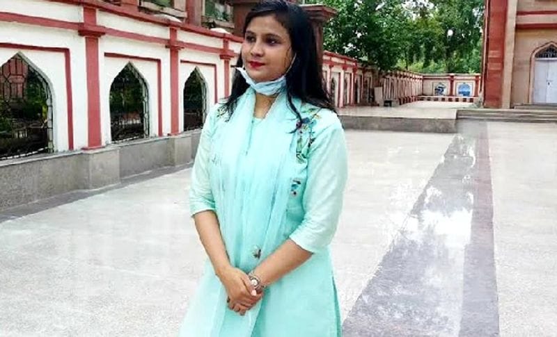 बता दें कि रजिया का परिवार अब झारखंड के बोकारो में रहता है। वह अपने सात भाई-बहनों में सबसे छोटी हैं, उनकी सभी 5 बड़ी बहनों की शादी हो चुकी है। घरवाले रजिया की भी शादी करने वाले थे, लेकिन उन्होंने कह दिया था कि जब तक वह कुछ बन नहीं जाती वह शादी नहीं करेंगी। रजिया के इकलौते भाई ने पढ़ाई में एमबीए किया हुआ है और उत्तर प्रदेश के झांसी में एक निजी कंपनी में कार्यरत हैं।
