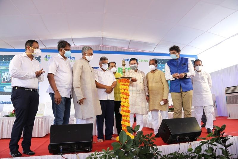 ಸದ್ಯ 2ನೆಯ ಅಲೆ ನಿಯಂತ್ರಣದಲ್ಲಿದೆ. ಈ ವೇಳೆ ಈ ಆಸ್ಪತ್ರೆ ಅಗತ್ಯವಿತ್ತಾ ಎಂಬ ಪ್ರಶ್ನೆಯನ್ನೂ ಕೆಲವರು ಕೇಳಿದ್ದಾರೆ. ಆದರೆ, ವೇದಾಂತ ಕಂಪನಿಯವರು ನಮ್ಮ ಮನವಿ ಮೇರೆಗೆ ನಿರ್ಮಿಸಿಕೊಟ್ಟಿದ್ದಾರೆ. ಮೊದಲೇ ನಿರ್ಮಿಸಿ ಕೊಡಲು ಸಿದ್ಧವಿದ್ದರು. ಆದರೆ, ಎಲ್ಲಿ ನಿರ್ಮಿಸಬೇಕೆಂಬ ಗೊಂದಲದಿಂದಾಗಿ ಕೊಂಚ ತಡವಾಯಿತು. ಆದರೆ, ಕೋವಿಡ್ ಸೋಂಕಿತರು ಕಡಿಮೆಯಾಗುತ್ತಿದ್ದಾರೆ. ಅವರನ್ನು ಇಲ್ಲಿಗೆ ಸ್ಥಳಾಂತರಿಸಿ ಅನ್ಯ ರೋಗಿಗಳಿಗೆ ಕಿಮ್ಸ್ನಲ್ಲಿ ಚಿಕಿತ್ಸೆ ನೀಡಬಹುದಾಗಿದೆ. ಇದರೊಂದಿಗೆ 3ನೆಯ ಅಲೆ ಬರುತ್ತದೆ ಎಂದು ಹೇಳಲಾಗುತ್ತಿದೆ. ಅದಕ್ಕೂ ಈ ಆಸ್ಪತ್ರೆಯನ್ನು ಬಳಕೆ ಮಾಡಿಕೊಳ್ಳಬಹುದಾಗಿದೆ ಎಂದು ಪ್ರಹ್ಲಾದ ಜೋಶಿ ತಿಳಿಸಿದ್ದಾರೆ. 