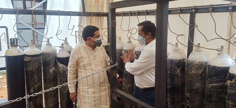 ಅಧ್ಯಕ್ಷತೆ ವಹಿಸಿದ್ದ ವೇದಾಂತ ಕಂಪನಿಯ ಚೇರಮನ್ ಅನಿಲ್ ಅಗ್ರವಾಲ್, ಕೋವಿಡ್ ನಿಯಂತ್ರಣದಲ್ಲಿ ಕೇಂದ್ರ ಹಾಗೂ ರಾಜ್ಯ ಸರ್ಕಾರ ಸಾಕಷ್ಟುಉತ್ತಮ ಕೆಲಸ ಮಾಡಿದೆ. ಅದರಲ್ಲೂ ಧಾರವಾಡ ಜಿಲ್ಲೆಯಲ್ಲಿ ಯಾವೊಂದು ಸಮಸ್ಯೆಯಾಗದಂತೆ ಕೋವಿಡ್ ನಿರ್ವಹಿಸಿರುವುದು ಶ್ಲಾಘನೀಯ. ಇದಕ್ಕಾಗಿ ಅಲ್ಲಿನ ಜನಪ್ರತಿನಿಧಿಗಳು, ಅಧಿಕಾರಿಗಳಿಗೆ ಅಭಿನಂದನೆ ತಿಳಿಸುವುದಾಗಿ ಹೇಳಿದರು.