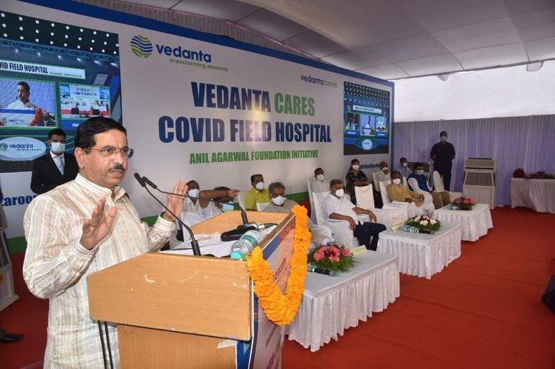 ಶಾಸಕರಾದ ಅಮೃತ ದೇಸಾಯಿ, ಪ್ರಸಾದ ಅಬ್ಬಯ್ಯ, ಪ್ರದೀಪ ಶೆಟ್ಟರ್, ಜಿಲ್ಲಾಧಿಕಾರಿ ನಿತೇಶ ಪಾಟೀಲ, ಕಿಮ್ಸ್ ನಿರ್ದೇಶಕ ಡಾ.ರಾಮಲಿಂಗಪ್ಪ ಅಂಟರತಾನಿ ಸೇರಿದಂತೆ ಹಲವರಿದ್ದರು. ಲಂಡನ್ನಲ್ಲಿರುವ ವೇದಾಂತ ಕಂಪನಿಯ ಚೇರಮನ್ ವರ್ಚುವಲ್ ಮೂಲಕ ಕಾರ್ಯಕ್ರಮದಲ್ಲಿ ಪಾಲ್ಗೊಂಡಿದ್ದರು.