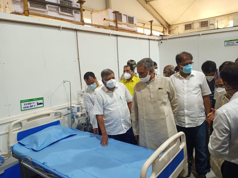 ವೇದಾಂತ ಕಂಪನಿಯು ಕೋವಿಡ್ ನೆರವು ನೀಡುವುದಕ್ಕಾಗಿ ದೇಶದಲ್ಲಿ ಒಟ್ಟು 10 ಆಸ್ಪತ್ರೆಯನ್ನು ನಿರ್ಮಿಸಿಕೊಟ್ಟಿದೆ. ಕರ್ನಾಟಕದಲ್ಲಿ ಚಿತ್ರದುರ್ಗ ಹಾಗೂ ಹುಬ್ಬಳ್ಳಿ ಕಿಮ್ಸ್ನಲ್ಲಿ ನಿರ್ಮಿಸಿದೆ. ಕಿಮ್ಸ್ನಲ್ಲಿ 100 ಹಾಸಿಗೆಯ ಆಸ್ಪತ್ರೆ. ಇದರಲ್ಲಿ 80 ಆಕ್ಸಿಜನ್ ಬೆಡ್ಗಳಿದ್ದರೆ, 20 ಐಸಿಯು ಬೆಡ್ಗಳಿವೆ. 20 ಐಸಿಯು ಬೆಡ್ಗಳ ಪೈಕಿ 10 ವೆಂಟಿಲೇಟರ್ ಬೆಡ್ಗಳು ಸೇರಿವೆ.