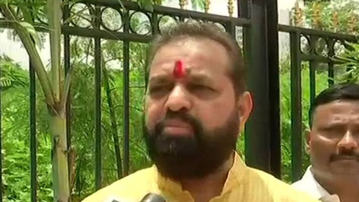 Shiv Sena MLA makes contractor sit on water logged road and said workers to put garbage DHA Shiv Sena MLA makes contractor sit on water logged road and said workers to put garbage DHA