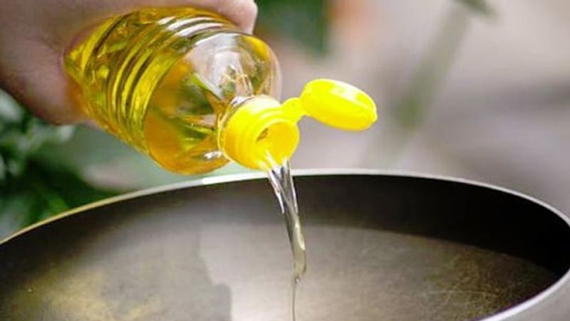 మార్చిలో ప్రభుత్వం ముడి పామాయిల్స్ దిగుమతి సుంకాన్ని 30 శాతం నుంచి 44 శాతానికి పెంచగా, శుద్ధి చేసిన పామాయిల్స్పై 40 శాతం నుంచి 54 శాతానికి పెంచింది. లాక్ డౌన్ సమయంలో సుగంధ ద్రవ్యాలు, పప్పుధాన్యాల వంటి ధరలు పెరిగాయి. తాజాగా చమురు ధరలలో కూడా భారీ పెరుగుదల నమోదైంది. తినదగిన నూనె ధరలను లీటరుకు రూ.60 నుండి రూ.70 పెంచారు.
