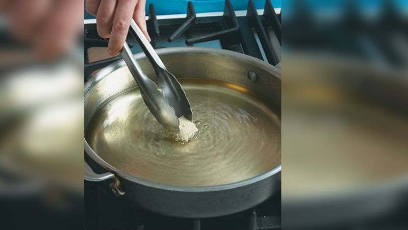 ऐसे करें तेल का तापमान चेक
किसी भी चीज को तलने से पहले तेल का अच्छी तरह से गर्म होना बेहद ज्यादा जरूरी होता है। इसका सही टेंपरेचर जानने के लिए पहले आप सब्जी का छोटा सा टुकड़ा तेल में डालकर जरूर चेक करें अगर तेल में जाते से ही सब्जी चटकने लगे, तो समझ जाए कि तेल सही तरह से गर्म हो गया है।