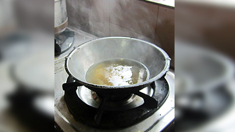 स्मोकिंग प्वाइंट से बचें
अगर तेल में धुआं निकलने लगे तो समझ जाइए कि तेल जलने की कगार पर पहुंच गया है। ऐसे में या तो आप गैस बंद कर दें या फिर धीमा कर के सब्जियों को तेल में छोडें।