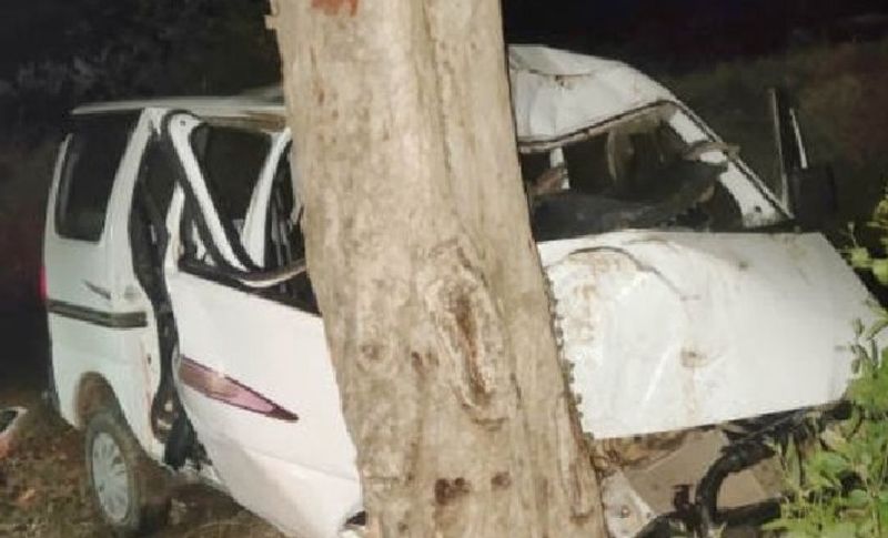 तस्वीर में आप साफ तौर पर देख सकते हैं कैसे रफ्तार में आ रही कार पेड से जा टकराई।