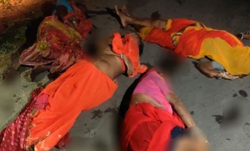 दरअसल, यह भीषण एक्सीडेंट गरियाबंद के मालघाव के पास हुआ। जहां एक परिवार के करीब 12 लोग वैन में बैठकर रायपुर किसी रिश्तेदार के अंतिम संस्कार में शामिल होकर वापस अपने घर लौट रहे थे। इसी दौरान अचानक अनियंत्रित होकर सड़क किनारे स्थित एक पेड़ से जा टकराई।