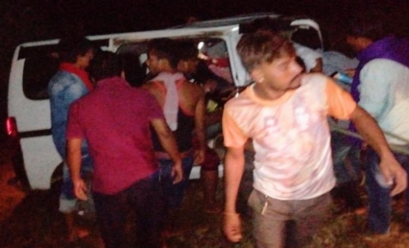पुलिस का कहना है कि ड्राइवर को झपकी आने की वजह से वैन पेड़ से टकरा गई। घायलों को निकालने में काफी मशक्कत करनी पड़ी। गाड़ी का ड्राइवर भी बुरी तरह वैन में फंसा हुआ था। कार में एक 13 साल की बच्ची भी थी जिसे मामूली चोटें आई हैं।