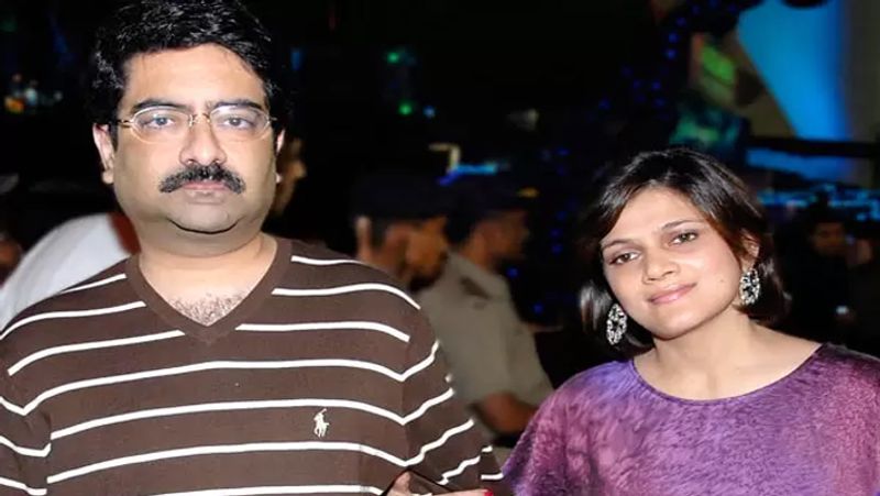 425 करोड़ के बंगले में रहते हैं बिड़ला
कुमार मंगलम बिड़ला ने साल 2015 में मुंबई के जटिया हाउस को 425 करोड़ की बोली लगाकर खरीदा था। ये शानदार घर 30,000 वर्ग फुट फैला है और सी-फेसिंग है। इस बंगले को खरीदने की दौड़ में अजय पिरामल सहित 5 और लोग शामिल थे। लेकिन कुमार ने सबसे ज्यादा बोली लगाकार इस प्रॉपर्टी को अपने नाम किया।