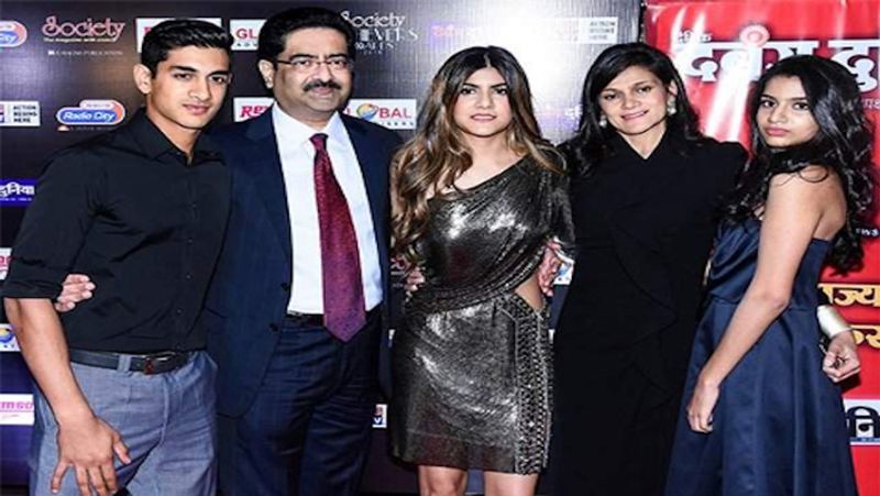 3 बच्चों के पेरेंट्स है मिस्टर एंड मिसेज बिड़ला
कुमार और नीरजा के तीन बच्चें अनन्या, आर्यमन विक्रम और अद्वैतेषा हैं। उनकी बेटी अनन्या बिड़ला सिंगर और म्यूजिशियन हैं। इतना ही नहीं उन्होंने 17 साल की उम्र में ही माइक्रोफाइनेंस कंपनी की शुरुआत कर दी थी। देश के 4 राज्यों में इसकी करीब 70 ब्रांच हैं। 