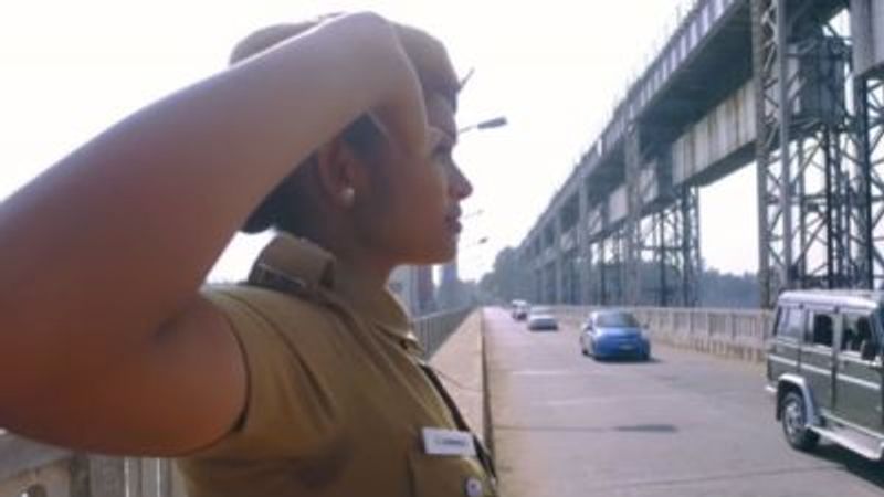 முதல்வரின் பயணங்களின் போது பாதுகாப்பு பணிக்காக சாலையோரம் பெண் காவலர்கள் நிறுத்தப்பட்டு வருகின்றனர். அப்படி பெண் காவலர்கள் பாதுகாப்பு பணியில் ஈடுபடும் போது சந்திக்கும் பிரச்சனைகளும், சிக்கல்களும் ஏராளம். 