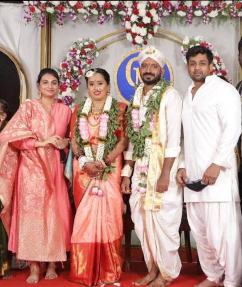 ಮೈಸೂರಿನ ಕಲ್ಪವೃಕ್ಷ ರಾಘವೇಂದ್ರ ಸ್ವಾಮಿ ಮಠದಲ್ಲಿ ಸರಳವಾಗಿ ಮದುವೆ ಮಾಡಿಕೊಂಡಿದ್ದಾರೆ.