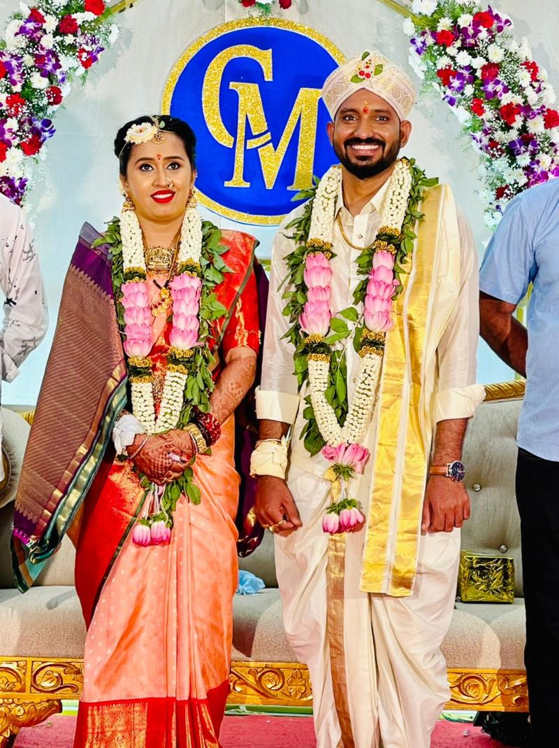 ಮಾನಸ ಅವರು ಚೇತನ್ರ ಸೋದರತ್ತೆ ಮಗಳು.