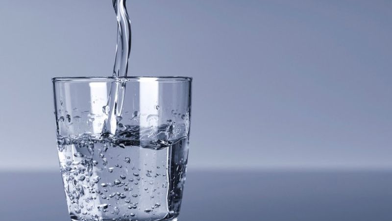 पानी
पानी, बॉडी के लिए बहुत जरूरी होता है। पानी आपके आंतरिक शरीर (internal body) में पोषण और ऑक्सीजन पहुंचाता है। अंगों को पोषित करता है। पानी मुंहासे से लड़ने के लिए आपकी बॉडी को फिट रखता है। इसलिए आपको पानी की मात्रा बढ़ा देनी चाहिए।
