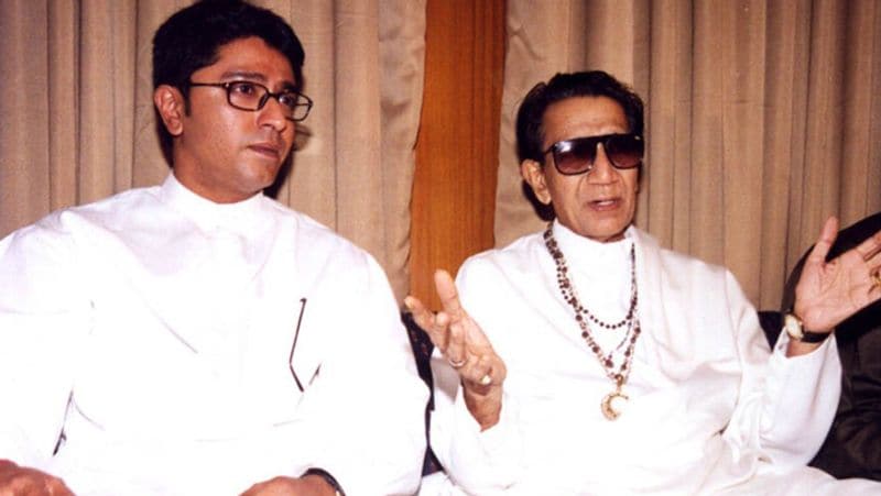 बता दें कि राज ठाकरे के पिता श्रीकांत ठाकरे एक म्यूजिक डायरेक्टर थे इसलिए उन्होंने अपने बेटे का नाम स्वरराज रखा था। हालांकि, राज ठाकरे को म्यूजिक से ज्यादा ताऊ बाल ठाकरे की तरह कार्टून बनाने में रुचि थी। एक बार बाल ठाकरे ने राज से कहा कि कार्टूनिस्ट बनने से पहले मैंने अपना नाम बाला साहब ठाकरे से बाल ठाकरे कर लिया था। वैसे ही तुम भी स्वरराज की जगह अपना नाम राज ठाकरे रख सकते हो।
