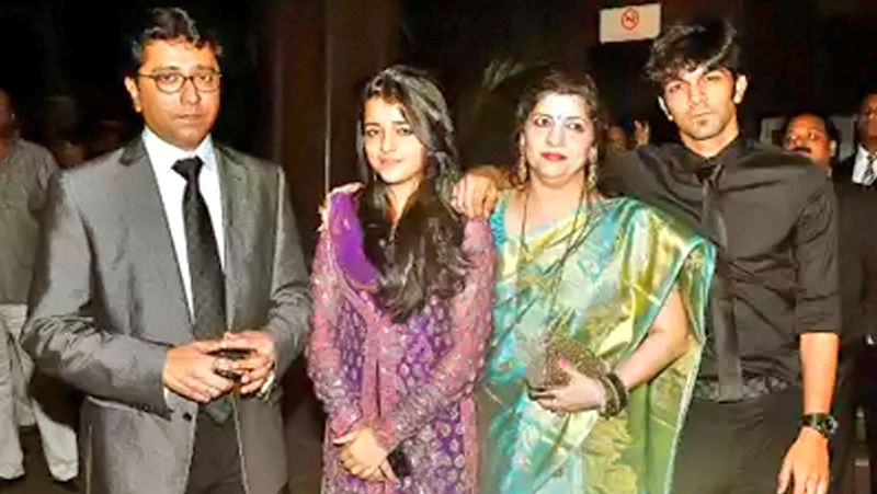 सिर्फ घर परिवार ही नहीं बल्कि शर्मिला राजनीति में भी पति के साथ खड़ी नजर आती हैं। कुछ दिनों पहले टोल मुद्दे पर मुंबई पुलिस ने राज ठाकरे को अरेस्ट कर लिया था। उस दौरान पति के लिए शर्मिला पुलिस स्टेशन के सामने धरने पर बैठ गई थीं। बाद में मुंबई पुलिस को राज ठाकरे को रिहा करना पड़ा था।