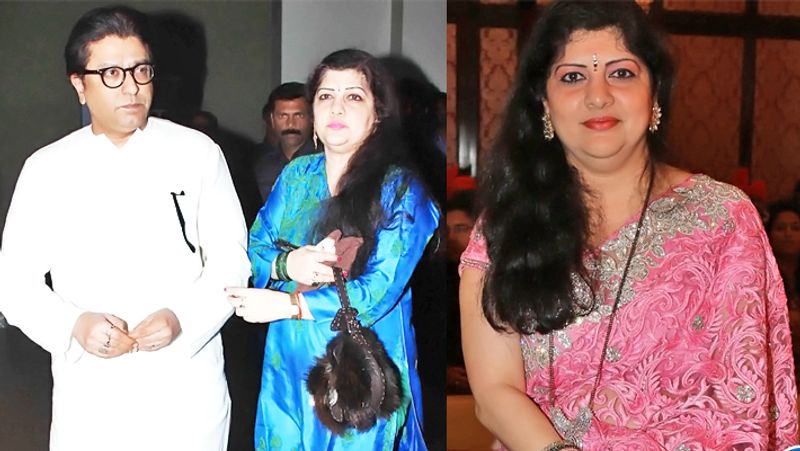 राज ठाकरे और शर्मिला की पहली मुलाकात का किस्सा भी बड़ा दिलचस्प है। राज ठाकरे की मां बीमारी के चलते हॉस्पिटल में भर्ती थीं, उस दौरान शर्मिला उन्हें देखने गई थीं। शर्मिला को देखते ही राज की मां ने उन्हें बहू के रूप में पसंद कर लिया और उनसे पूछा की क्या वह खाना बना लेती हैं? बाद में राज ठाकरे की सहमति के बाद कुछ ही महीनों के अंदर दोनों की शादी हो गई।