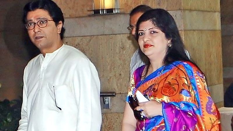 राज ठाकरे ने बाद में मराठी फिल्मों के फोटोग्राफर और प्रोड्यूसर-डायरेक्टर रहे मोहन वाघ की बेटी शर्मिला से शादी कर ली। राज और शर्मिला के दो बच्चे हैं, बेटे का नाम अमित और बेटी का नाम उर्वशी है। शर्मिला अक्सर ही पति के साथ कई मौकों पर साथ नजर आती हैं। वे फिल्मों के प्रीमियर पर भी सेलिब्रिटीज के साथ दिखती हैं।