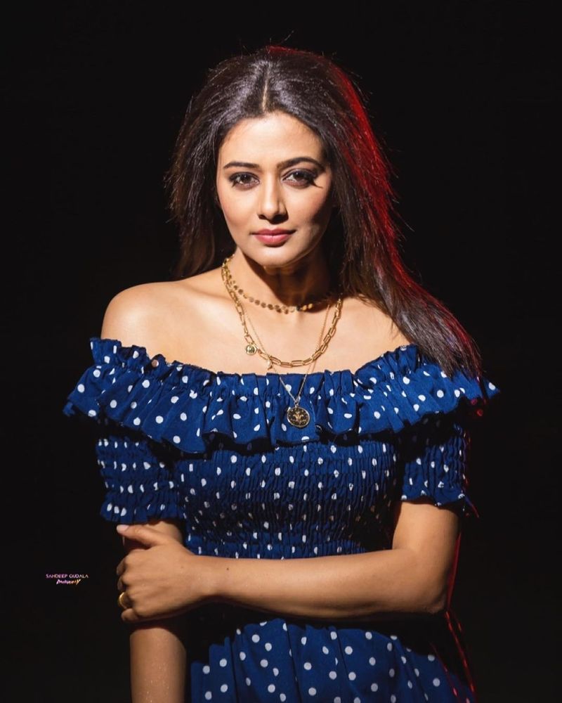 ప్రియమణి సోషల్ మీడియాలో బాడీ షేమింగ్ కి గురయ్యారు. నెటిజెన్స్ ఆమె శరీర ఆకృతిపై దారుణమైన కామెంట్స్ చేసేవారట. పందిలా ఉన్నావు నువ్వు హీరోయిన్ వా, అసలు హీరోయిన్ అంటే ఎలా ఉండాలి. ఆ లక్షణాలు నీకు ఉన్నాయా అని కామెంట్స్ పెట్టేవారట.