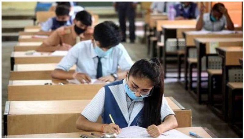 सेशन जुलाई से होगा शुरू
कलास 10वीं और 12वीं की बोर्ड परीक्षाओं के संचालन के लिए सिलेबस को युक्तिसंगत (rationalised) बनाया जाएगा। ये पिछले शैक्षणिक सत्र के समान होगा और जुलाई में अधिसूचित (notified) किया जाएगा।