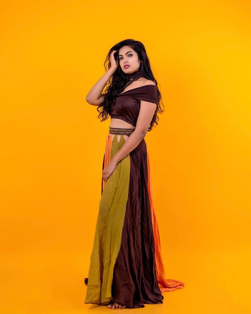 బిగ్ బాస్ షో ఫైనల్ కి చేరుకున్నా, దివి ఫేమ్ మాత్రం తెచ్చుకున్నారు. ఇటీవల ప్రముఖ మ్యాగజైన్ టైమ్స్ మోస్ట్ డిజైరబుల్ ఉమెన్ ఆన్ టీవీ 2020 విభాగంలో ఫస్ట్ ర్యాంక్ సొంతం చేసుకొని అందరికీ షాక్ ఇచ్చింది.