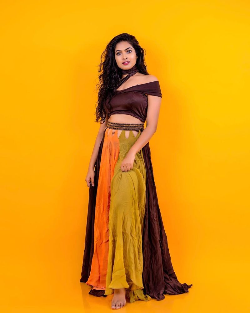 అయితే ఉన్న అందాన్ని పూర్తి స్థాయిలో వాడుకోలేదు దివి. ఆమె హౌస్ లో స్కిన్ షోకి, అఫైర్స్ కి దూరంగా ఉన్నారు. దీంతో గేమ్ పరంగా కష్టపడినా సెన్సేషన్స్ క్రియేట్ చేయడంలో ఆమె ఫెయిల్ అయ్యారు. అందుకే మోనాల్, హారిక, అరియనా మాదిరి ఎక్కువ కాలం ఉండలేక పోయారు.