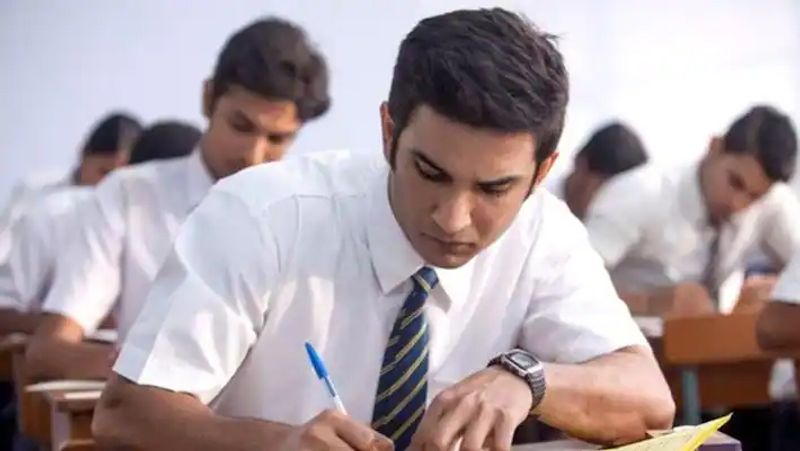 सुशांत ने 2003 में दिल्ली कॉलेज ऑफ इंजीनियरिंग प्रवेश परीक्षा में ऑल इंडिया सातवीं रैंक हासिल की थी। इसके बाद उन्होंने दिल्ली कॉलेज ऑफ इंजीनियरिंग से मेकैनिकल इंजीनियरिंग की पढ़ाई शुरू की लेकिन कोर्स के तीसरे साल में उन्होंने पढ़ाई छोड़कर एक्टिंग शुरू कर दी। वे फिजिक्स में नेशनल ओलंपियाड विनर भी थे। आईएसएम धनबाद सहित उन्होंने करीब 11 इंजीनियरिंग परीक्षाएं पास की थीं।