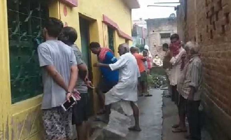 दरअसल, यह दर्दनाक घटना धनबाद जिले के गांधीनगर इलाके में सोमवार सुबह सामने आई। जहां पुलिस ने एक ही परिवार के चार शवों को बरामद किया। खून से सने चारों के शव देख पुलिस और आसपास के लोगों के होश उड़ गए। पुलिस ने मामले की जांच में जुट गई है। मृतकों की पहचान 42 वर्षीय मुन्ना यादव, 38 वर्षीय पत्नी मीना देवी, 14 वर्षीय बेटे रोहित और 21 वर्षीय राहुल के रुप में हुई।
