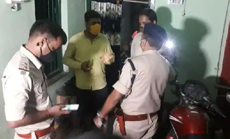 पलिस को पड़ोसियों ने बताया कि रविवार रात से ही मृतक परिवार के घर से कोई आवाज या हलचल नहीं हो रही थी। आवाज भी लगाई, लेकिन कोई जबाव नहीं आया। सुबह जब लोगों की नींद खुली तो देखा मुन्ना यादव के दरवाजे के बाहर खून बह रहा है। इसके बाद पुलिस को सूचना दी गई।
