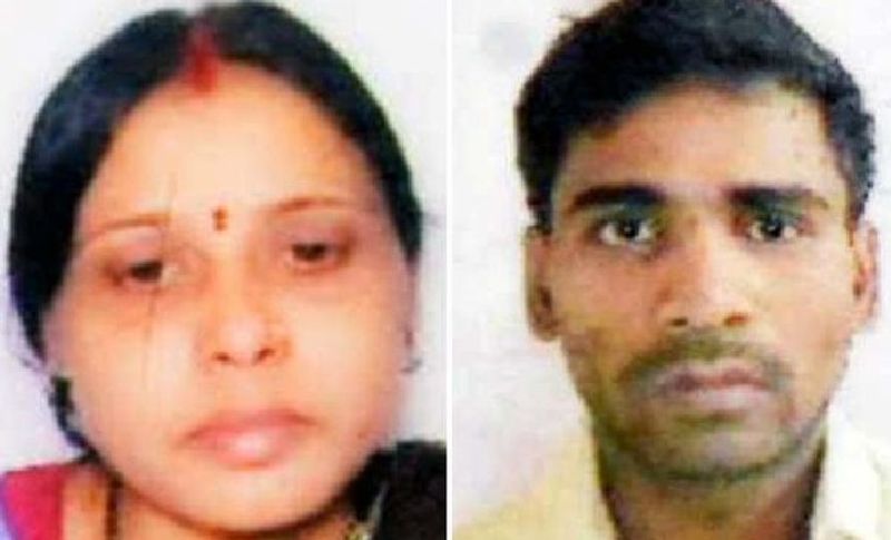  पुलिस ने मौके से दो चाकू बरामद किए हैं। जिसमें से एक चाकू मृतक राहुल के दाहिने तरफ पड़ा था। वहीं दूसरा उसकी बंद मुठ्ठी में था। मुन्ना यादव, मीना देवी और रोहित के पेट पर चाकू मारने के निशान मिले हैं। दंपत्ति और राहुल शव फर्श पर मिले, जबकि रोहित का शव बेड पर पड़ा मिला।
