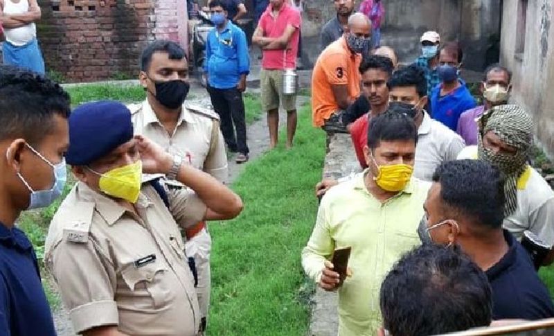 बता दें कि आरोपी बेटे की मां मीना देवी ने करीब 15 साल पहले पति की मौत के बाद मुन्ना यादव से दूसरी शादी की थी। बताया जाता है कि तभी से वह अपने सौतेले पिता को पसंद नहीं करता था। जिसको लेकर उसका मां और पिता से विवाद होता रहता था। मुन्ना यादव पास के ही एक मिक्चर फैक्ट्री में मजदूरी करता था। 