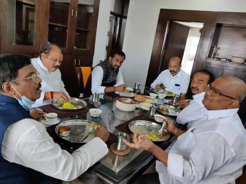 తెలంగాణ బిజెపి నాయకులతో కలిసి బోంచేస్తున్న ఈటల