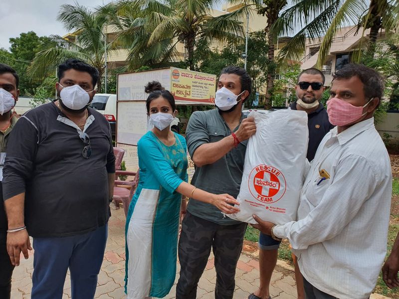 ಮದುವೆಗೆ ಆಗಮಿಸಿದ ಅಷ್ಟೂ ಬಡ ಕುಟುಂಬಗಳಿಗೆ ದಿನಸಿ, ಔಷಧಿ, ಮಾಸ್ಕ್ ವಿತರಿಸಲಾಯಿತು.